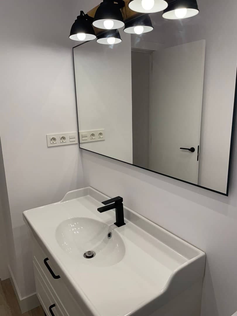 Baño blanco con azulejo tipo metro · vista 3