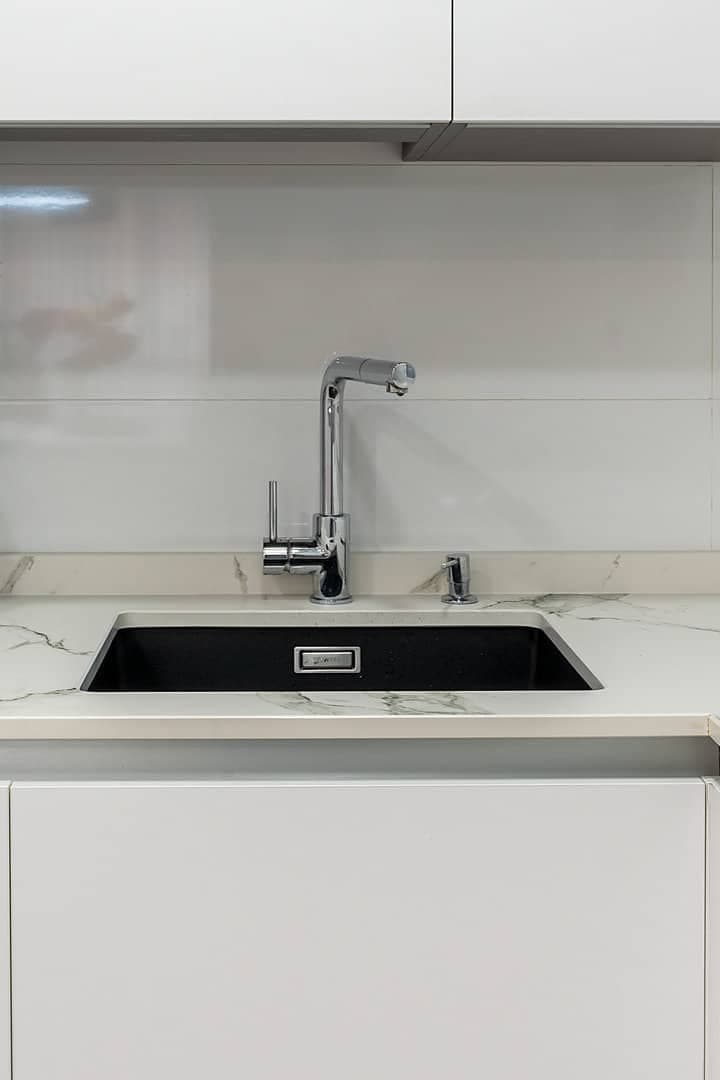 Cocina blanca sin tirador con apertura push · vista 5
