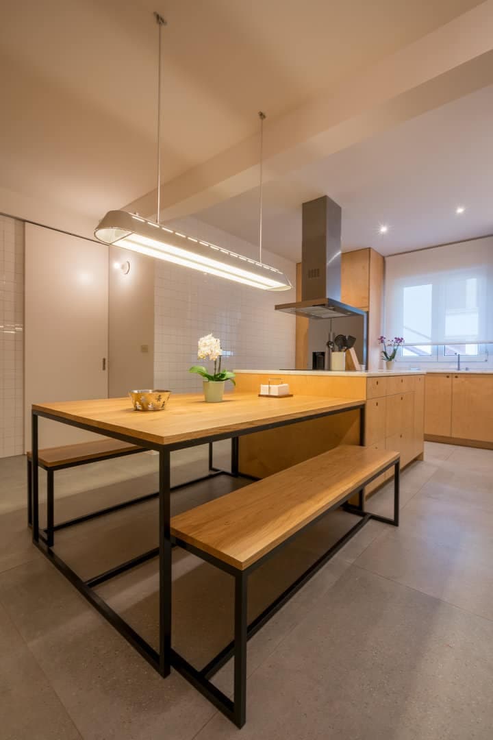 Cocina completa en madera con despensas a techo · vista 4