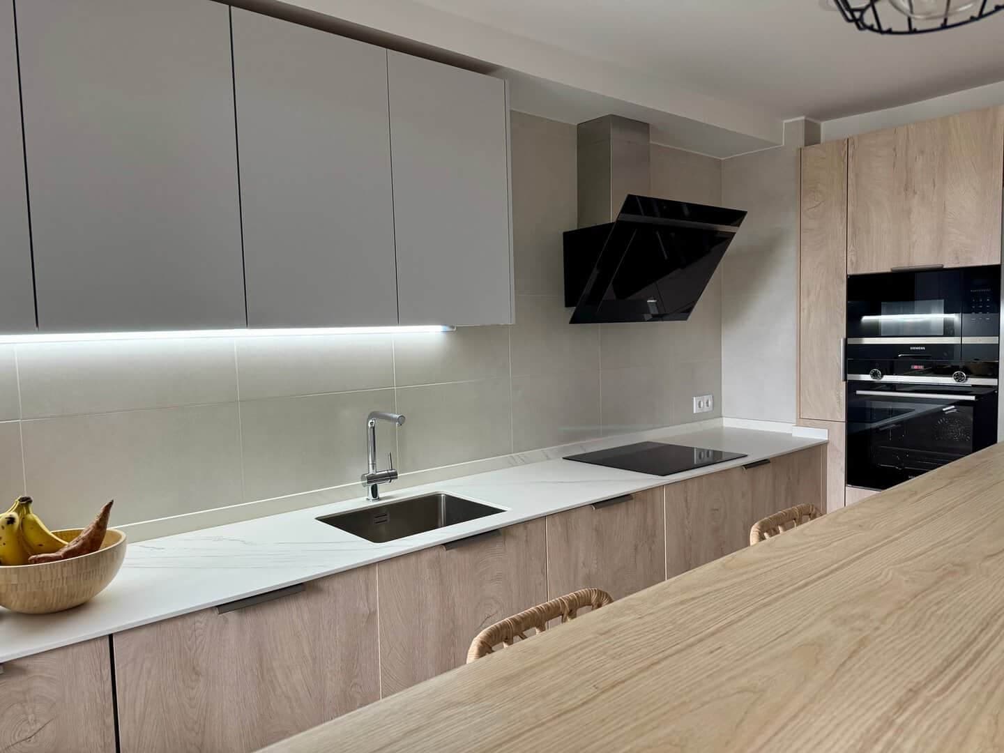 Cocina moderna con barra alta para desayunos · vista 3