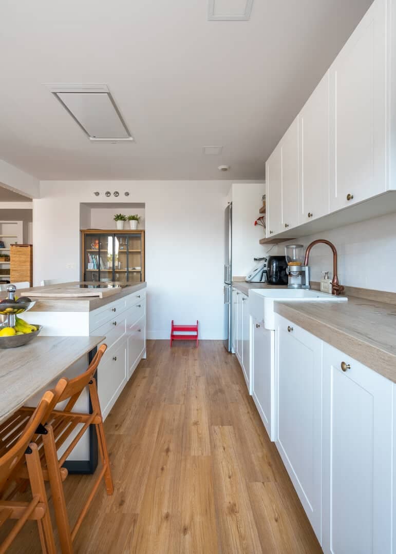 Cocina rústica blanca con puertas enmarcadas · vista 2