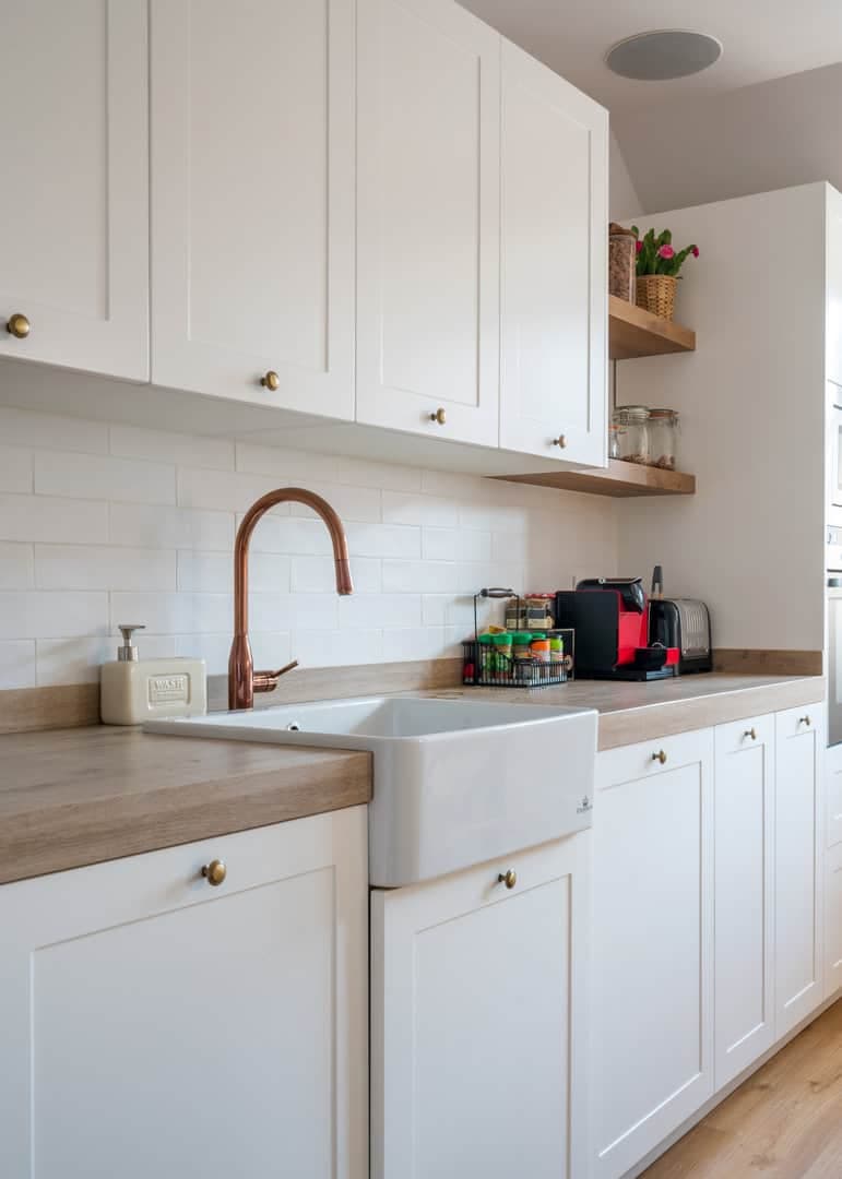 Cocina rústica blanca con puertas enmarcadas · vista 3