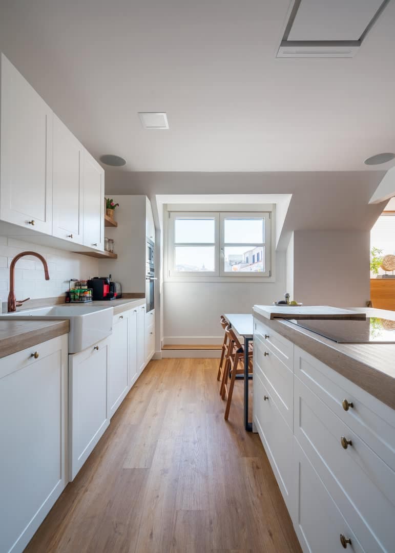 Cocina rústica blanca con puertas enmarcadas · vista 5