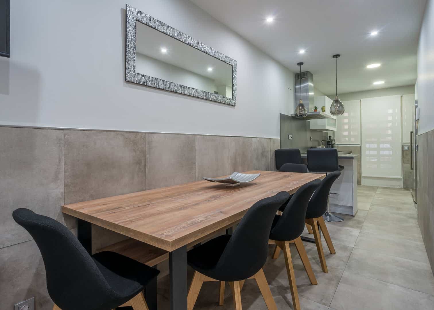 Cocina Blanca con Encimera Oscura · vista 4