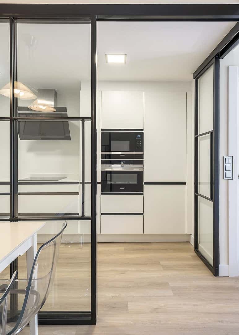 Cocina con tirador uñero negro y cerramiento · vista 11