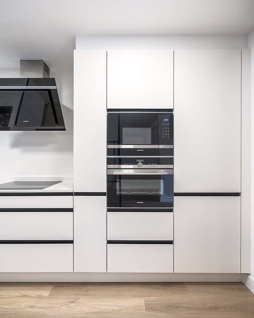 Cocina con tirador uñero negro y cerramiento · vista 12