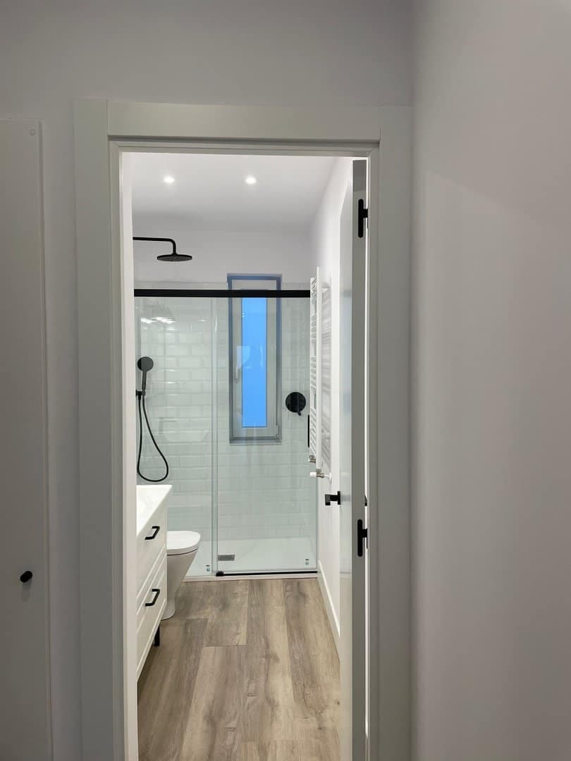 Baño blanco con azulejo tipo metro — Baños en Bizkaia