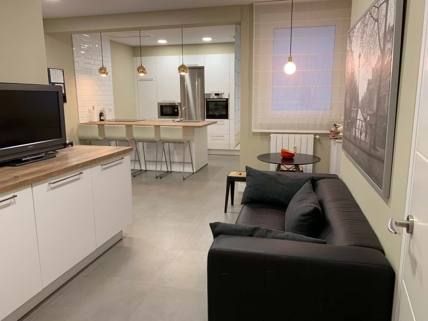 Cocina con zona de estar integrada — Cocinas en Bizkaia