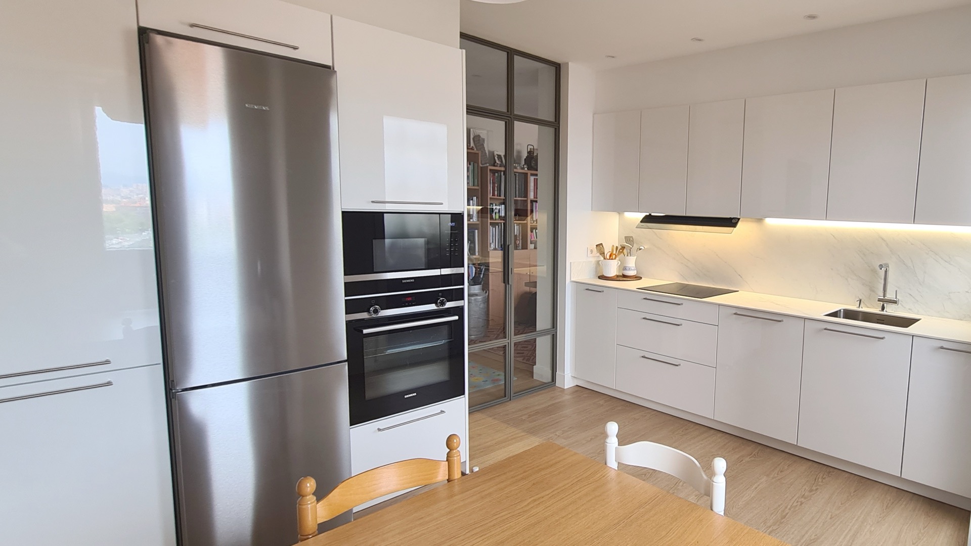 Cocina moderna con distribución en L reformada en Bilbao