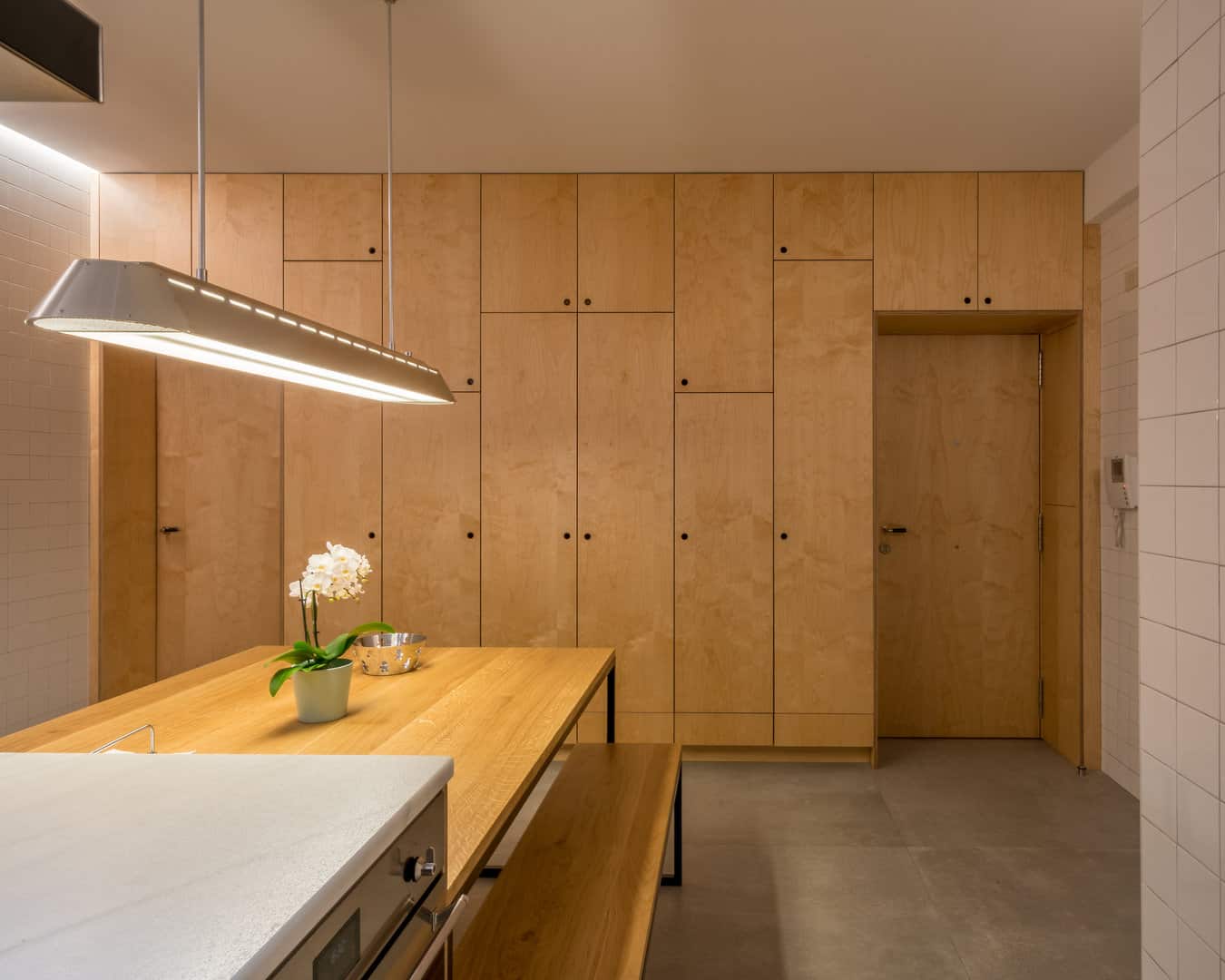 Cocina de diseño con frentes de madera natural en Bilbao