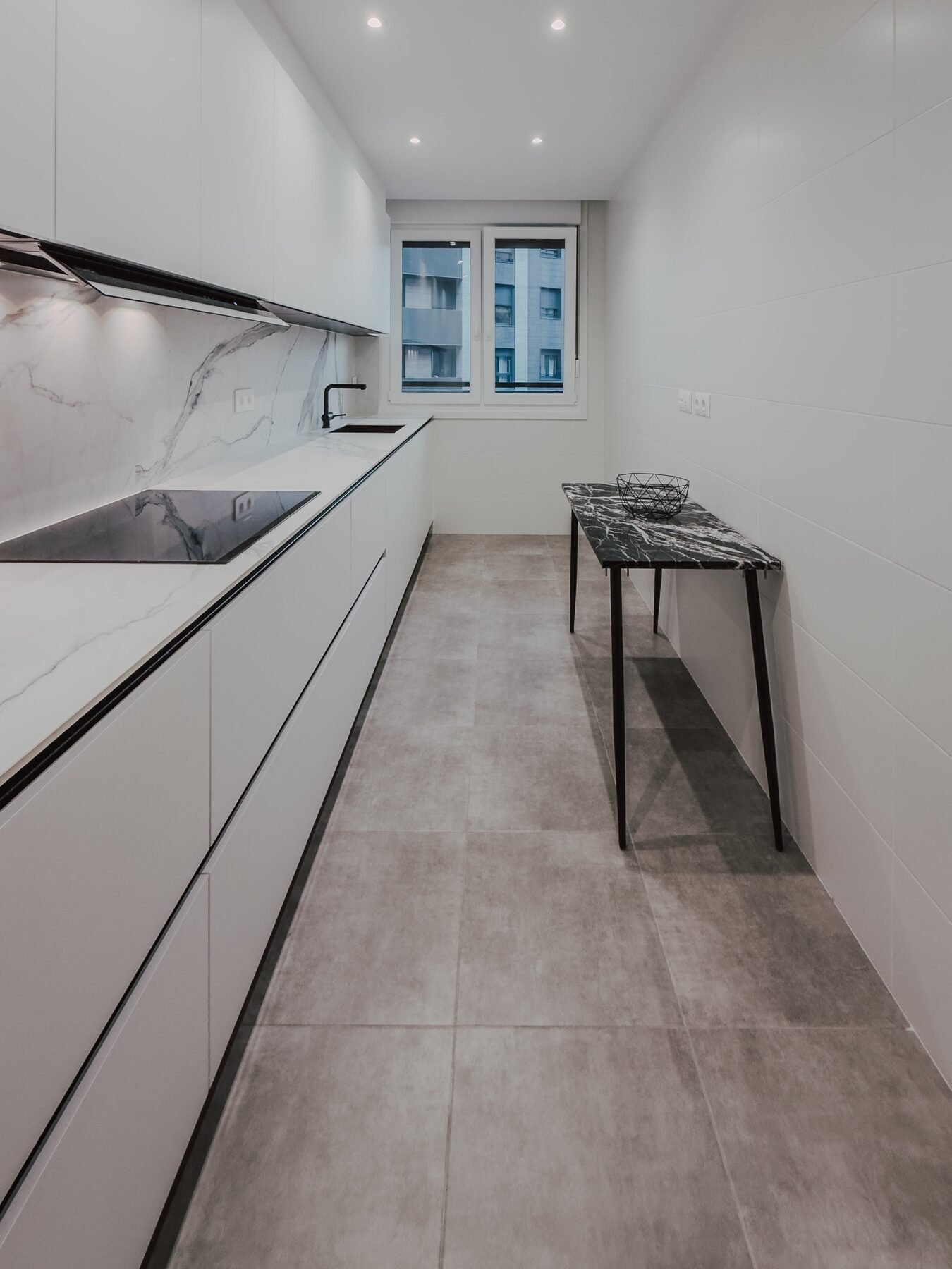 Cocina de diseño reformada en Bilbao con isla central